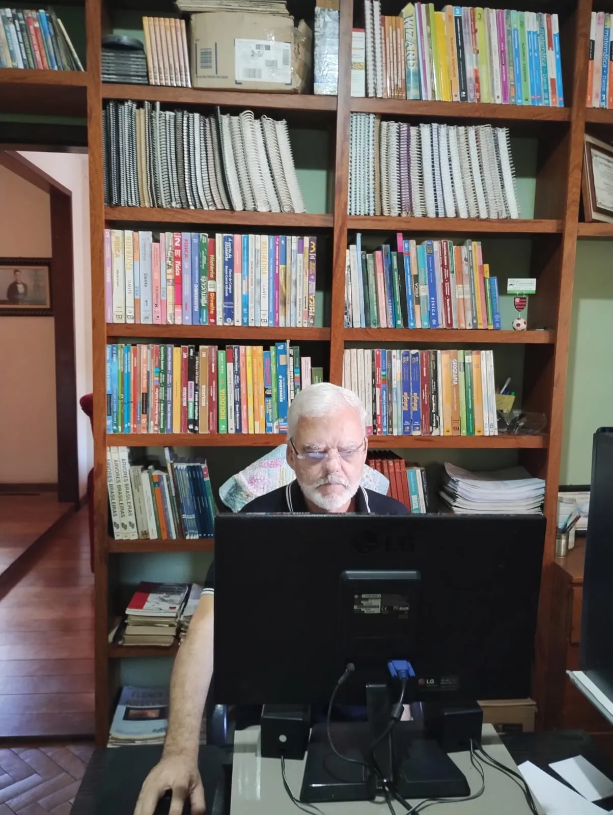 Fernando Netto na biblioteca do escritório — Fernando Consultoria Ambiental