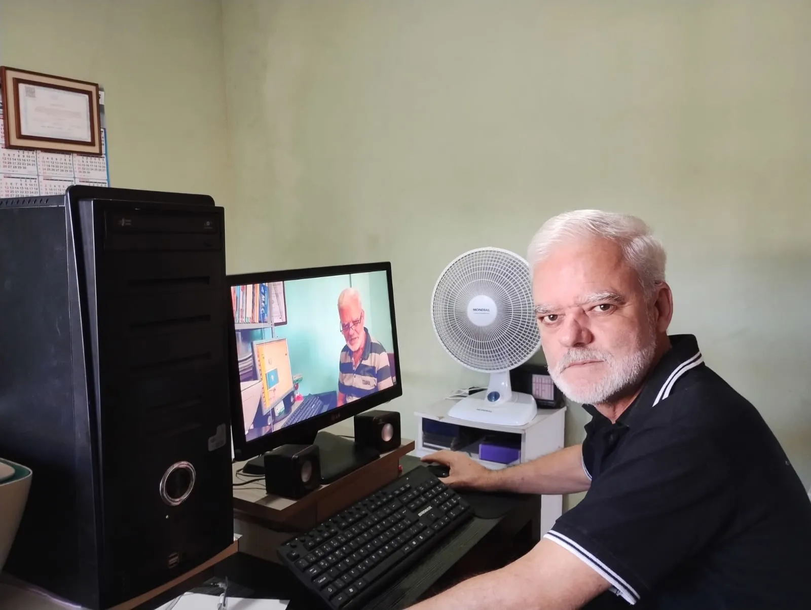 Fernando Netto trabalhando no escritório — Fernando Consultoria Ambiental