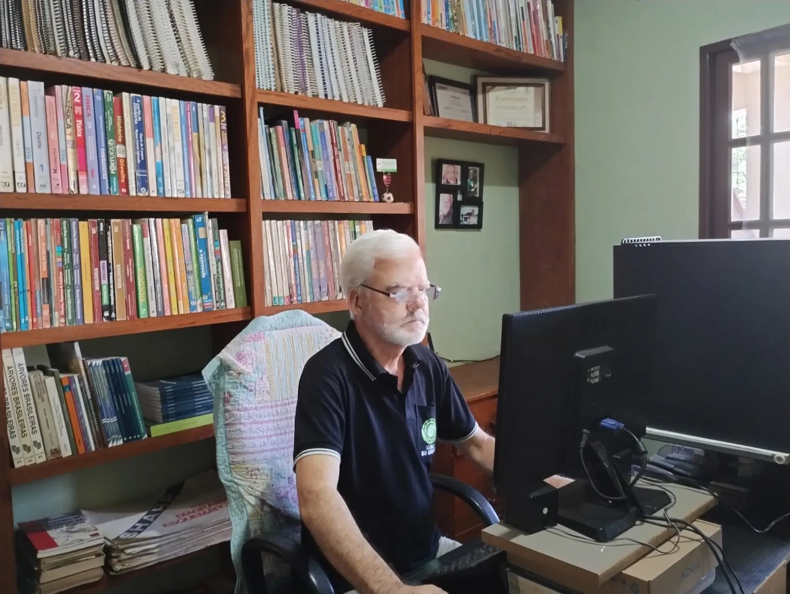 Fernando Netto trabalhando na biblioteca — Fernando Consultoria Ambiental