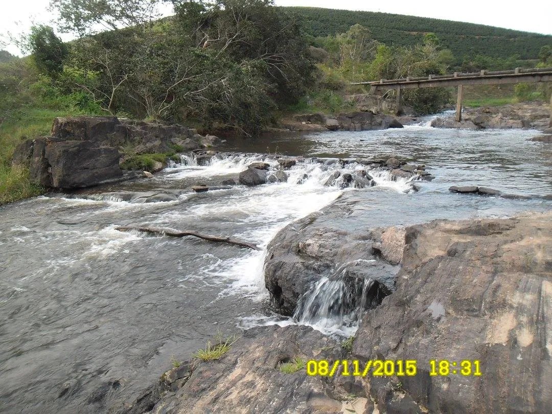 Rio em área de campo — monitoramento hídrico, Fernando Consultoria Ambiental